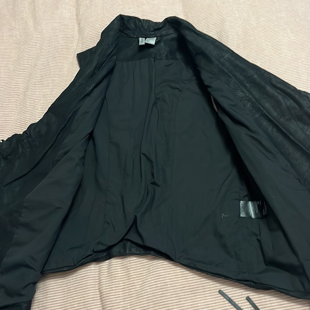 Divided Black Sleeveless Vest - Picture 10 of 13